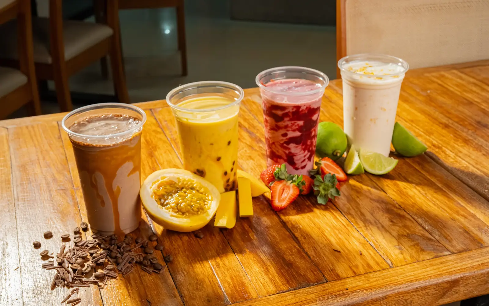 Mesa do salão da Saucker com milkshakes