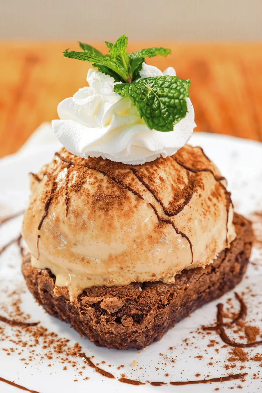 Brownie com gelato e calda de chocolate