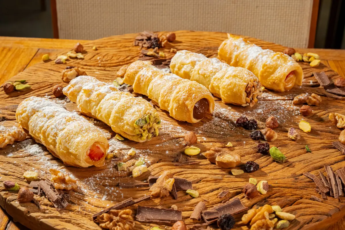 Cannoli polvilhados com açúcar