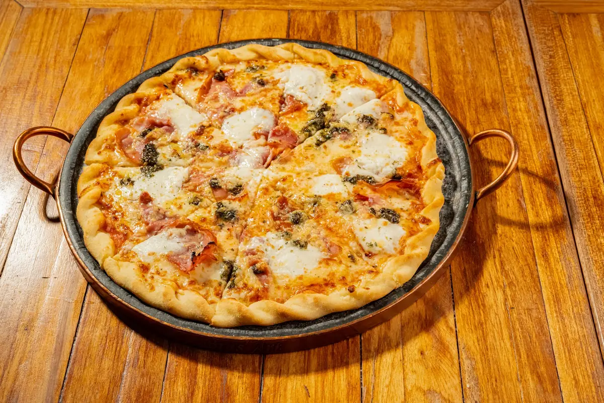 Pizza inteira servida à mesa