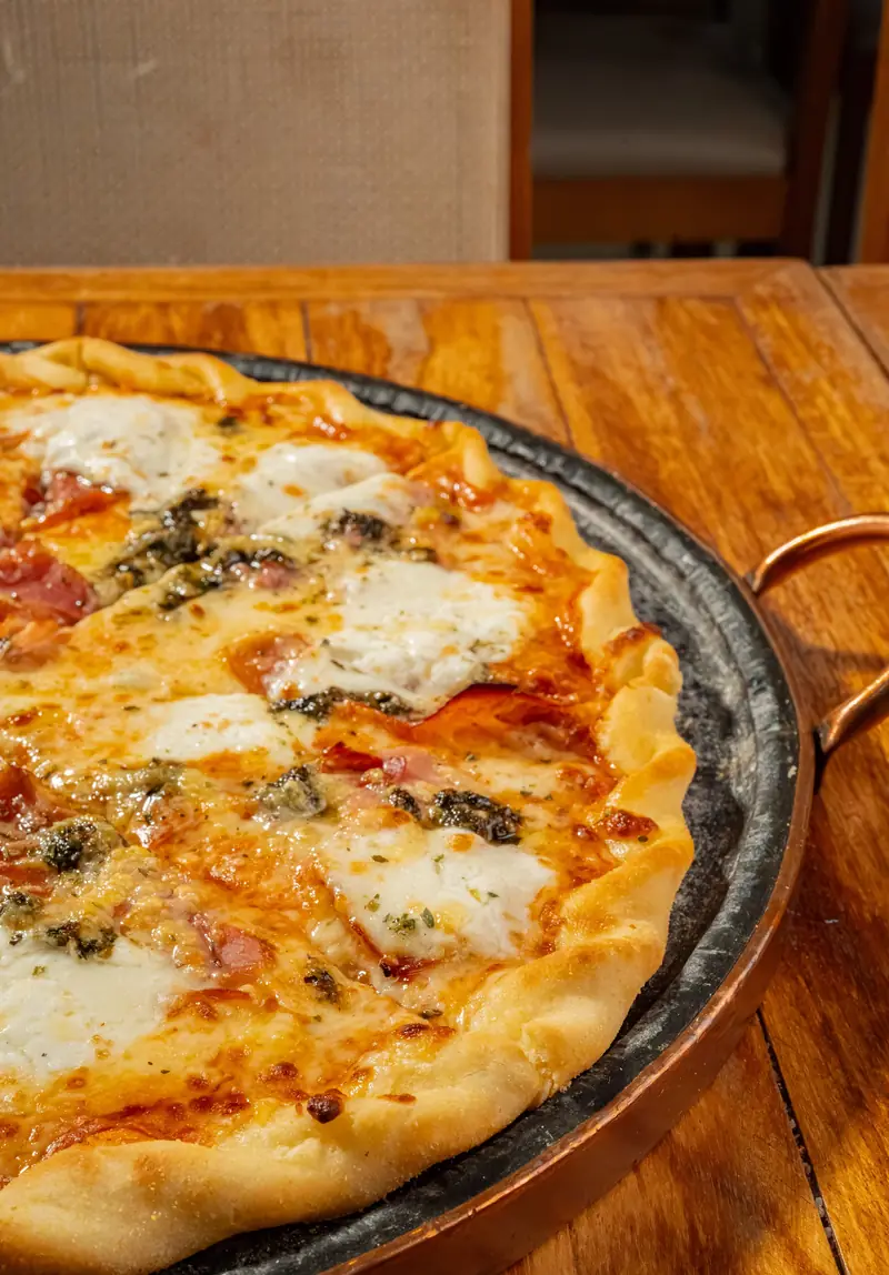 Pizza com cogumelos e presunto