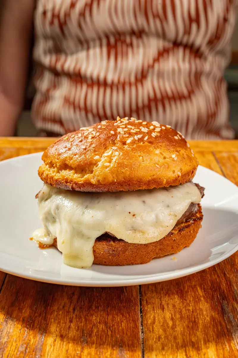 Burger no pão brioche com queijo derretido